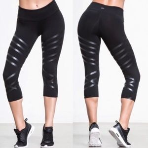 Alo Yoga Airbrush‎ Capris Lineal Stripped Legging